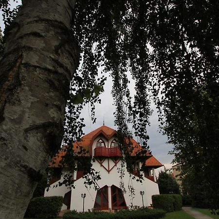 Grantek Ueduelohaz Hotel Balatonlelle Buitenkant foto