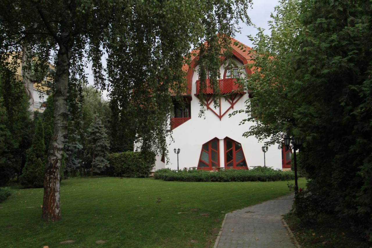 Grantek Ueduelohaz Hotel Balatonlelle Buitenkant foto