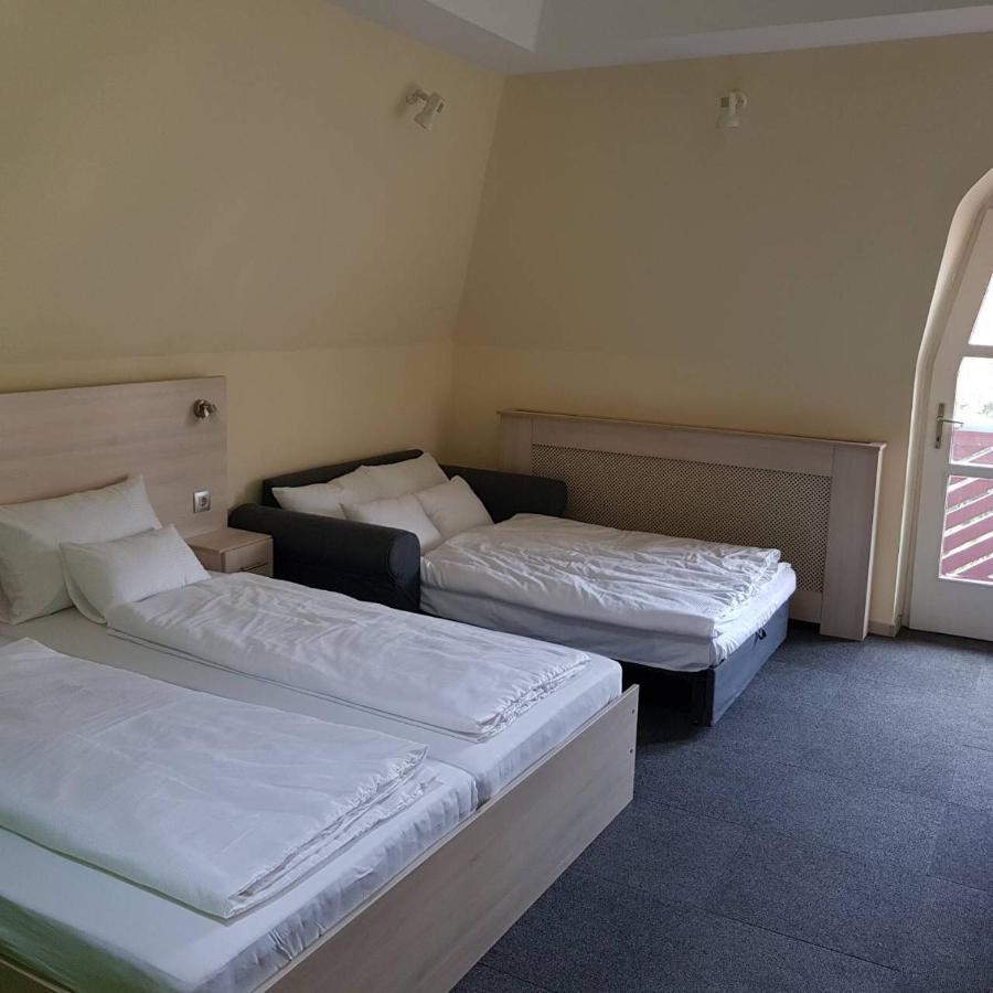 Grantek Ueduelohaz Hotel Balatonlelle Buitenkant foto