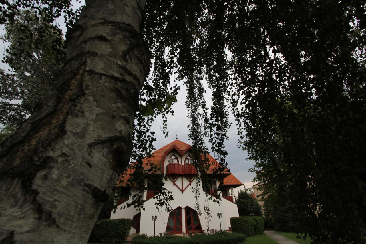 Grantek Ueduelohaz Hotel Balatonlelle Buitenkant foto
