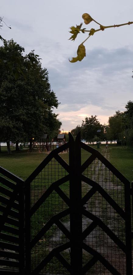 Grantek Ueduelohaz Hotel Balatonlelle Buitenkant foto