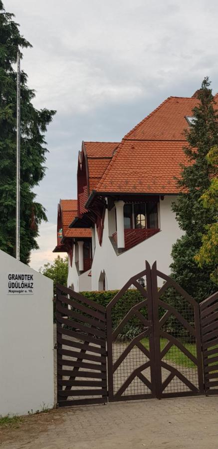 Grantek Ueduelohaz Hotel Balatonlelle Buitenkant foto
