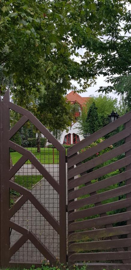 Grantek Ueduelohaz Hotel Balatonlelle Buitenkant foto