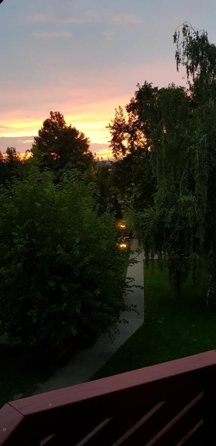 Grantek Ueduelohaz Hotel Balatonlelle Buitenkant foto