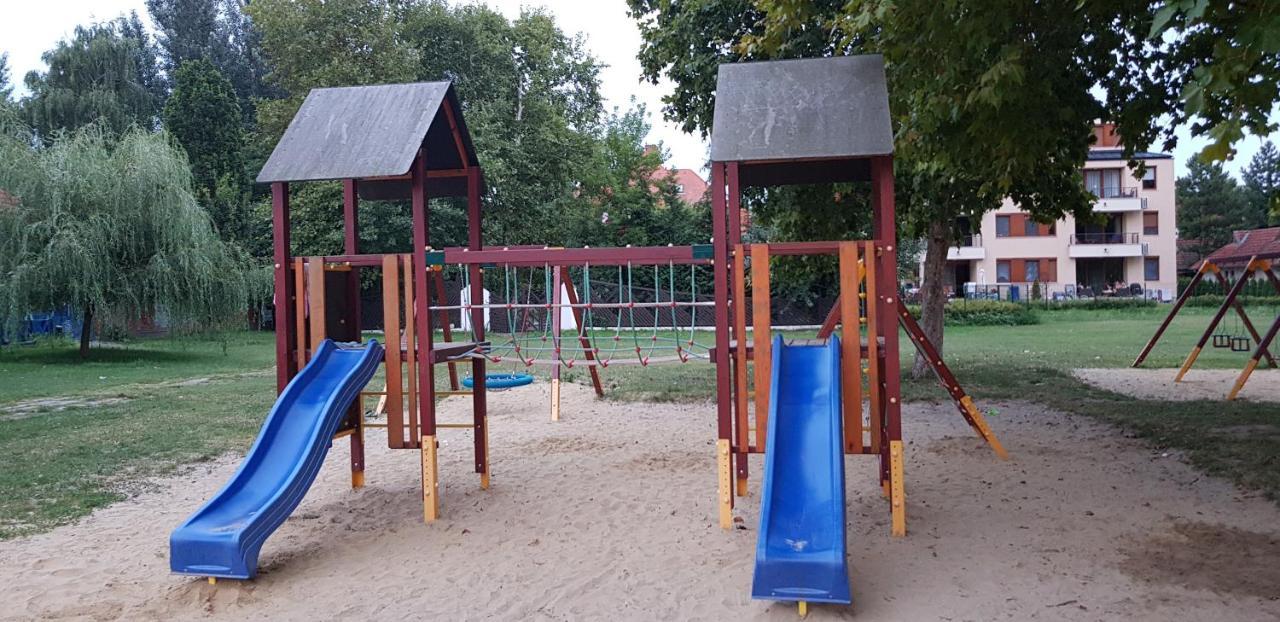 Grantek Ueduelohaz Hotel Balatonlelle Buitenkant foto