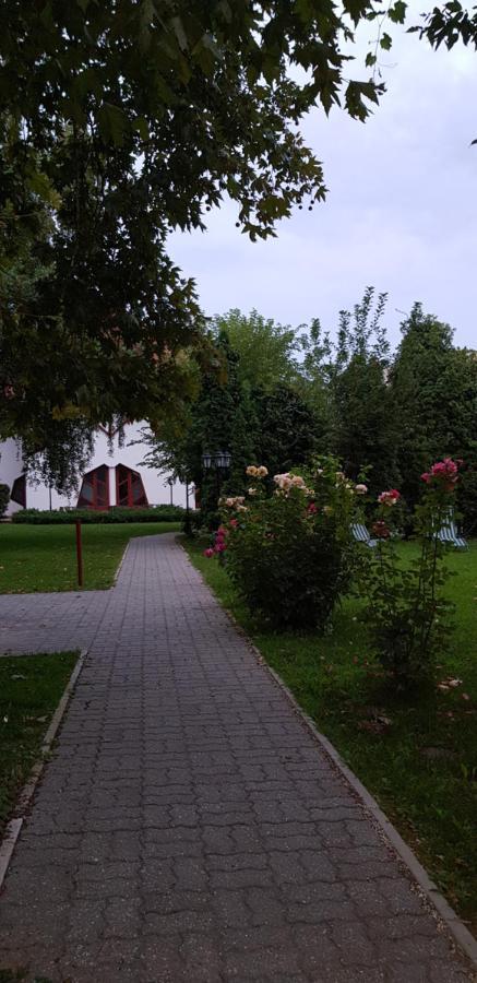 Grantek Ueduelohaz Hotel Balatonlelle Buitenkant foto