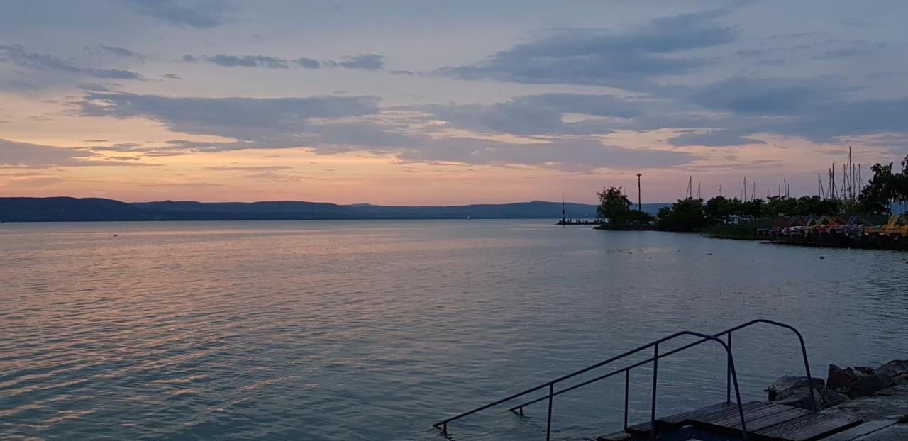 Grantek Ueduelohaz Hotel Balatonlelle Buitenkant foto